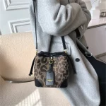 bombonera bolso leopardo negro 1